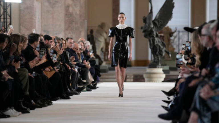 Schiaparelli’s Captivating Fusion: Glamour, Surrealism, and Tech at Paris Couture Week